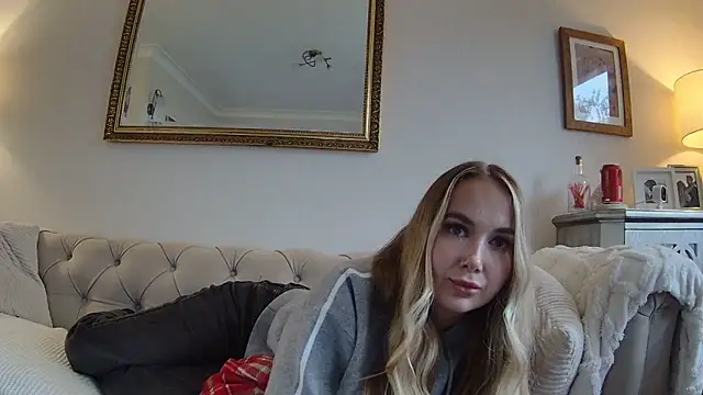 Snapshot of BarbieDolly_x chatting on 10/08/25, 02:40 BarbieDolly x online show from 10/08/25, 02:40