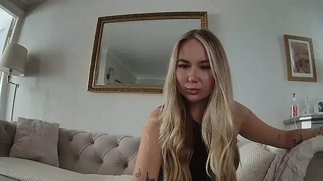 Snapshot of BarbieDolly_x chatting on 09/30/25, 01:28 BarbieDolly x online show from 09/30/25, 01:28