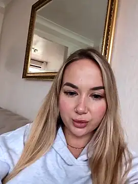 Snapshot of BarbieDolly_x chatting on 10/23/25, 01:43 BarbieDolly x online show from 10/23/25, 01:43