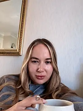 Snapshot of BarbieDolly_x chatting on 10/09/25, 03:56 BarbieDolly x online show from 10/09/25, 03:56
