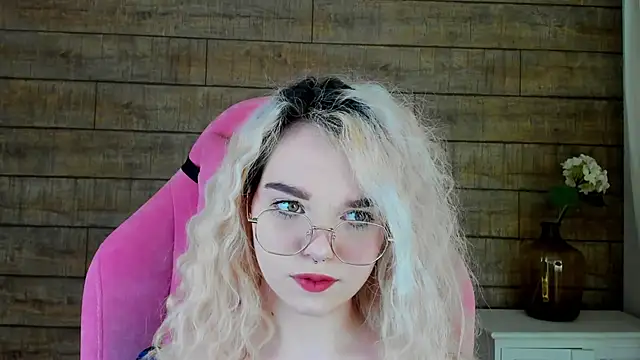 Snapshot of AnnaDelon chatting on 10/17/25, 04:05 AnnaDelon online show from 10/17/25, 04:05