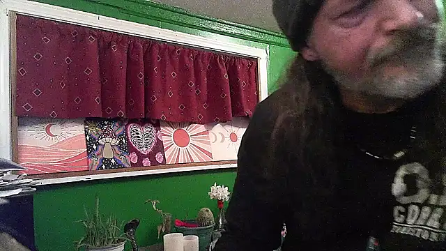 Snapshot of HippieDad333 chatting on 04/23/26, 01:23 HippieDad333 online show from 04/23/26, 01:23