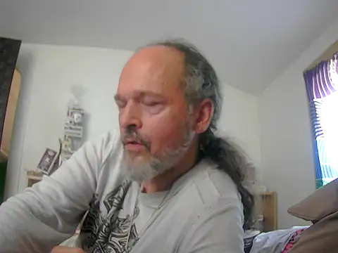 Snapshot of HippieDad333 chatting on 09/23/25, 07:10 HippieDad333 online show from 09/23/25, 07:10