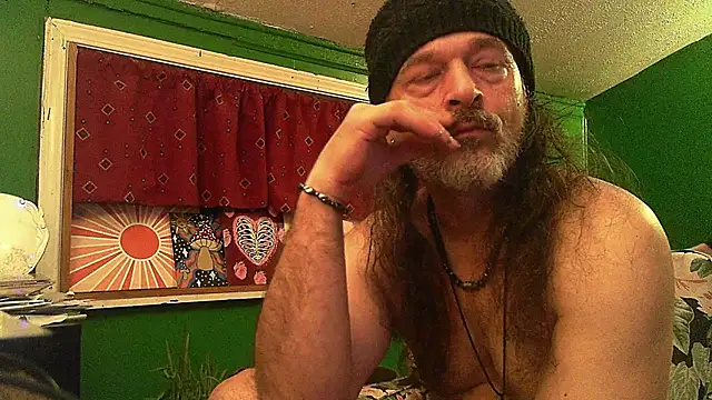 Snapshot of HippieDad333 chatting on 04/19/26, 01:50 HippieDad333 online show from 04/19/26, 01:50