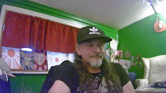 Snapshot of HippieDad333 chatting on 06/05/26, 12:48 HippieDad333 online show from 06/05/26, 12:48