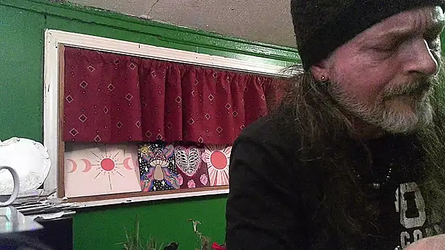 Snapshot of HippieDad333 chatting on 04/22/26, 12:39 HippieDad333 online show from 04/22/26, 12:39