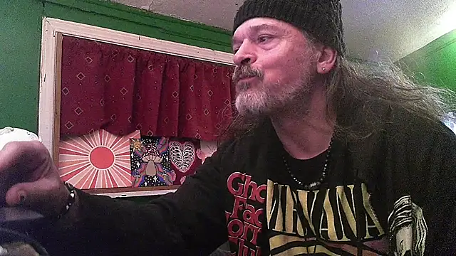 Snapshot of HippieDad333 chatting on 04/18/26, 05:21 HippieDad333 online show from 04/18/26, 05:21