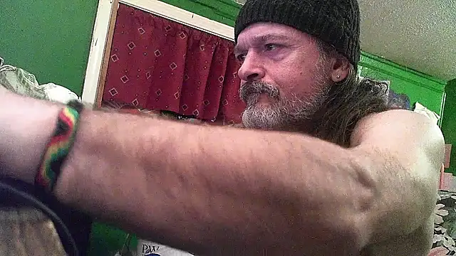 Snapshot of HippieDad333 chatting on 04/28/26, 03:22 HippieDad333 online show from 04/28/26, 03:22