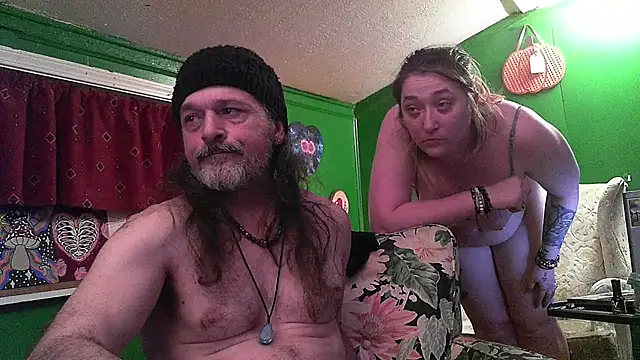 Snapshot of HippieDad333 chatting on 04/21/26, 06:53 HippieDad333 online show from 04/21/26, 06:53
