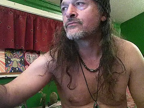 Snapshot of HippieDad333 chatting on 05/07/26, 03:33 HippieDad333 online show from 05/07/26, 03:33