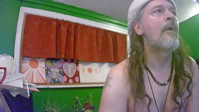 Snapshot of HippieDad333 chatting on 06/03/26, 02:01 HippieDad333 online show from 06/03/26, 02:01