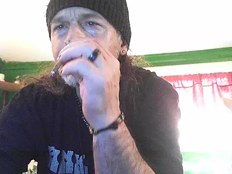 Snapshot of HippieDad333 chatting on 05/11/26, 06:27 HippieDad333 online show from 05/11/26, 06:27