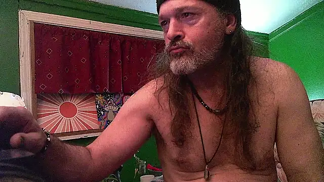 Snapshot of HippieDad333 chatting on 04/20/26, 01:41 HippieDad333 online show from 04/20/26, 01:41