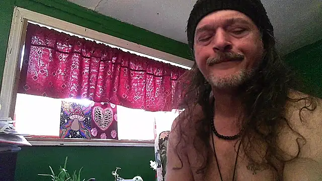 Snapshot of HippieDad333 chatting on 05/01/26, 10:37 HippieDad333 online show from 05/01/26, 10:37