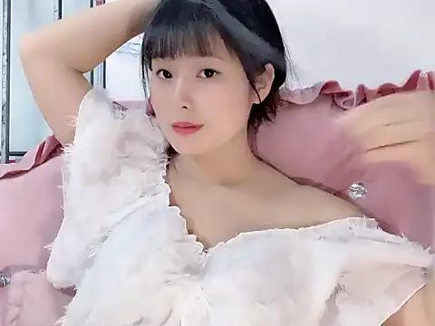 Snapshot of Lie_liee chatting on 06/23/26, 02:04 Lie liee online show from 06/23/26, 02:04