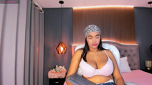 Snapshot of Tiffany__charm_ chatting on 01/11/26, 03:24 Tiffany charm online show from 01/11/26, 03:24