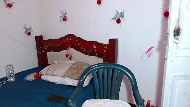 Snapshot of lorenacapelli chatting on 12/17/25, 12:10 lorenacapelli online show from 12/17/25, 12:10