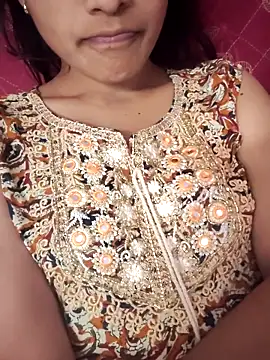 Snapshot of Queen-Bee143 chatting on 02/17/26, 04:43 Queen-Bee143 online show from 02/17/26, 04:43