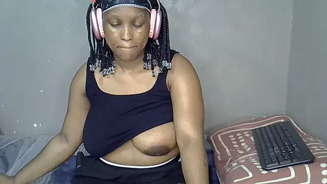 Snapshot of Bellabootie chatting on 12/17/25, 04:45 Bellabootie online show from 12/17/25, 04:45