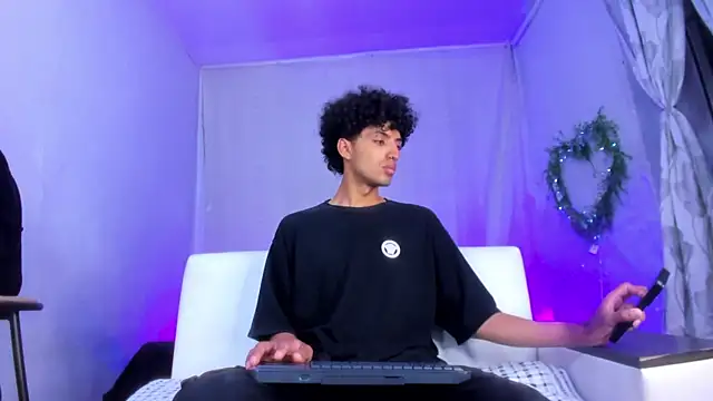 Snapshot of josesweet_ chatting on 10/29/25, 04:28 josesweet  online show from 10/29/25, 04:28