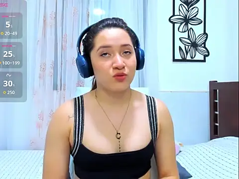 Snapshot of SofyCastillo2 chatting on 10/14/25, 03:34 SofyCastillo2 online show from 10/14/25, 03:34