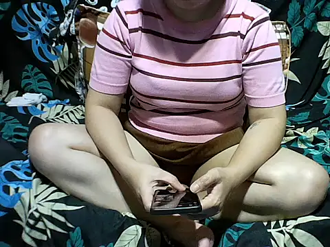 Snapshot of Ella_marie14 chatting on 12/18/25, 01:11 Ella marie14 online show from 12/18/25, 01:11