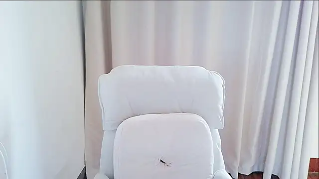 Snapshot of guai00 chatting on 06/18/26, 05:28 guai00 online show from 06/18/26, 05:28