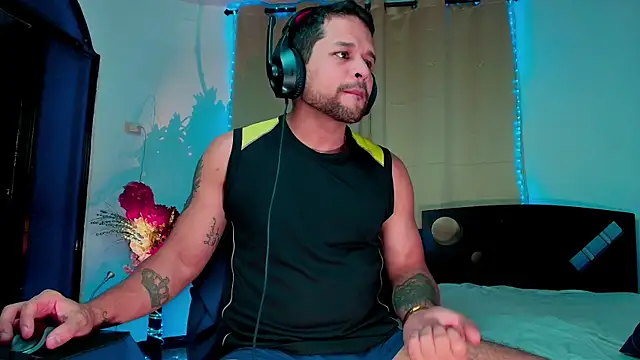 Snapshot of LucasGaeel chatting on 11/15/25, 12:03 LucasGaeel online show from 11/15/25, 12:03