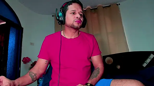 Snapshot of LucasGaeel chatting on 11/18/25, 08:45 LucasGaeel online show from 11/18/25, 08:45