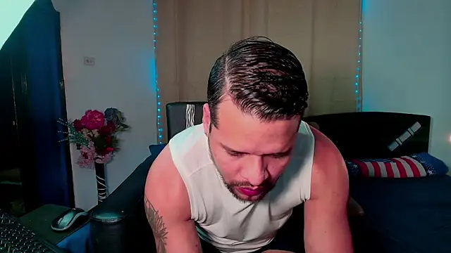 Snapshot of LucasGaeel chatting on 12/14/25, 11:43 LucasGaeel online show from 12/14/25, 11:43