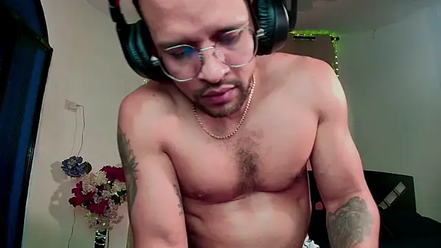 Snapshot of LucasGaeel chatting on 10/11/25, 04:52 LucasGaeel online show from 10/11/25, 04:52