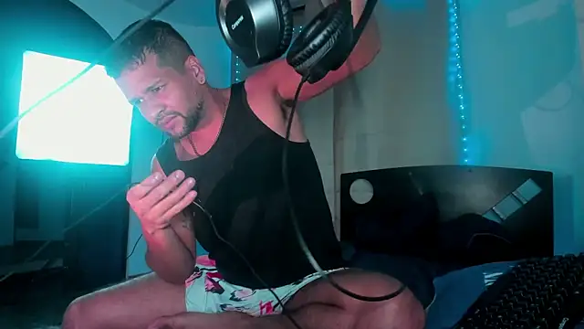 Snapshot of LucasGaeel chatting on 10/03/25, 12:36 LucasGaeel online show from 10/03/25, 12:36