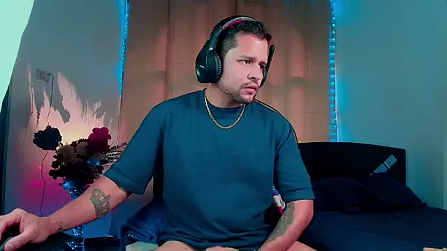 Snapshot of LucasGaeel chatting on 10/16/25, 08:17 LucasGaeel online show from 10/16/25, 08:17