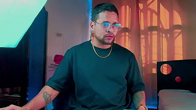 Snapshot of LucasGaeel chatting on 11/04/25, 08:23 LucasGaeel online show from 11/04/25, 08:23