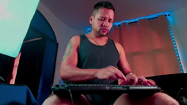 Snapshot of LucasGaeel chatting on 10/27/25, 08:10 LucasGaeel online show from 10/27/25, 08:10