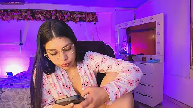 Snapshot of kloe28 chatting on 12/23/25, 10:03 kloe28 online show from 12/23/25, 10:03