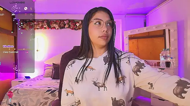 Snapshot of kloe28 chatting on 01/10/26, 04:19 kloe28 online show from 01/10/26, 04:19