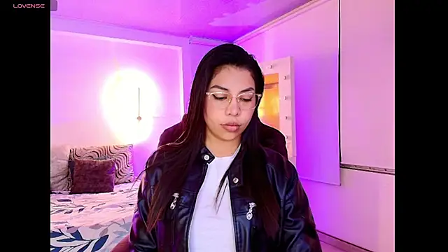 Snapshot of kloe28 chatting on 11/14/25, 03:54 kloe28 online show from 11/14/25, 03:54