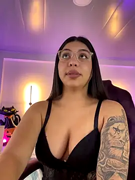 Snapshot of kloe28 chatting on 10/25/25, 11:42 kloe28 online show from 10/25/25, 11:42