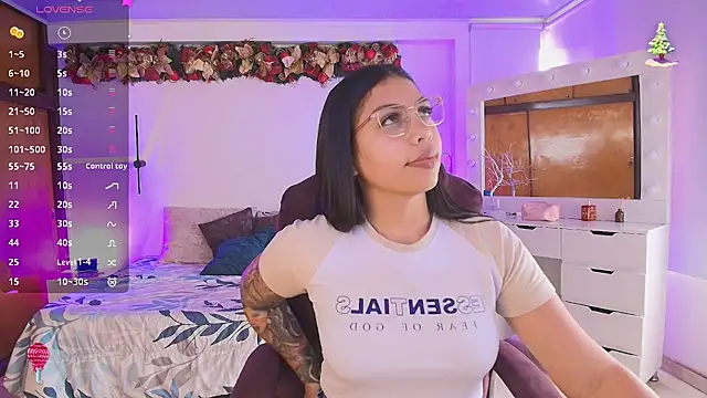 Snapshot of kloe28 chatting on 12/21/25, 07:37 kloe28 online show from 12/21/25, 07:37