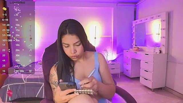 Snapshot of kloe28 chatting on 02/19/26, 03:47 kloe28 online show from 02/19/26, 03:47