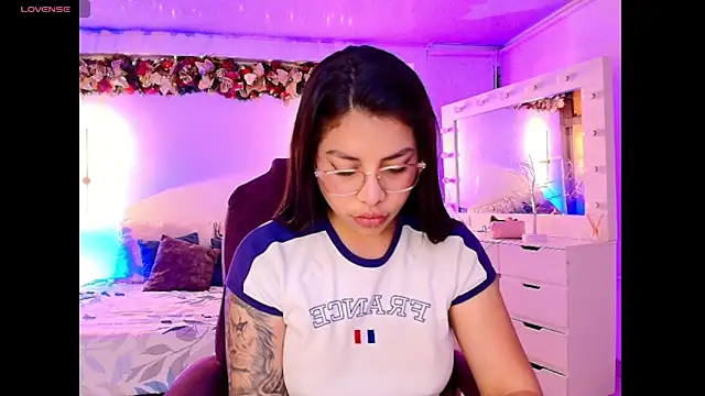 Snapshot of kloe28 chatting on 11/24/25, 03:50 kloe28 online show from 11/24/25, 03:50