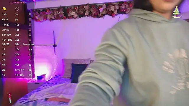 Snapshot of kloe28 chatting on 12/19/25, 11:34 kloe28 online show from 12/19/25, 11:34