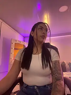 Snapshot of kloe28 chatting on 11/05/25, 03:20 kloe28 online show from 11/05/25, 03:20