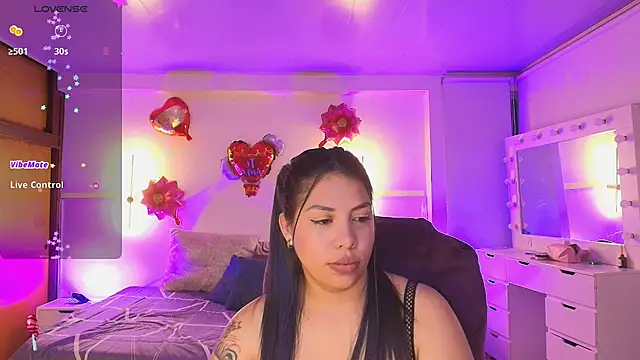 Snapshot of kloe28 chatting on 02/15/26, 04:02 kloe28 online show from 02/15/26, 04:02