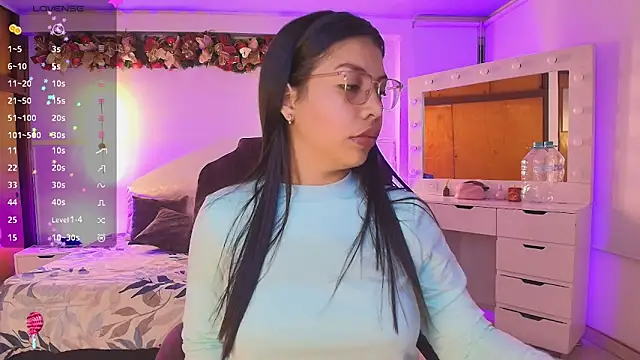 Snapshot of kloe28 chatting on 01/08/26, 03:45 kloe28 online show from 01/08/26, 03:45