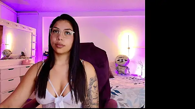 Snapshot of kloe28 chatting on 10/30/25, 04:11 kloe28 online show from 10/30/25, 04:11