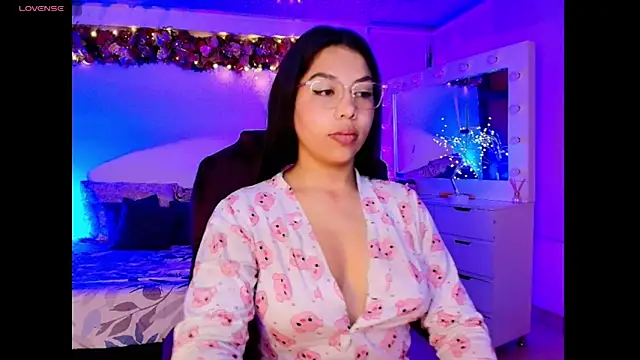 Snapshot of kloe28 chatting on 11/20/25, 03:51 kloe28 online show from 11/20/25, 03:51