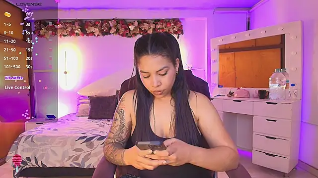 Snapshot of kloe28 chatting on 01/11/26, 04:08 kloe28 online show from 01/11/26, 04:08