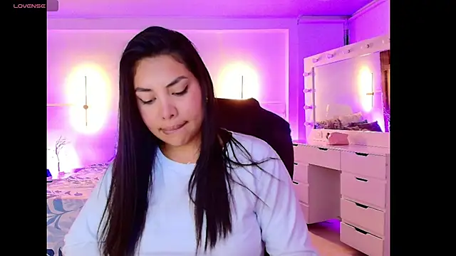 Snapshot of kloe28 chatting on 11/11/25, 03:45 kloe28 online show from 11/11/25, 03:45